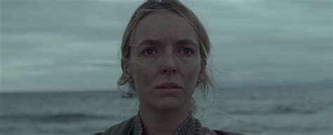 nude jodie comer|Nude Jodie Comer cradles baby bump in gripping trailer for new。